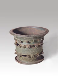 Ciotola su supporto, da Igbo-Ukwu, IX - X secolo